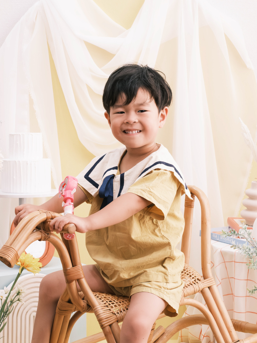 パステルカーテンの前で撮影する女の子