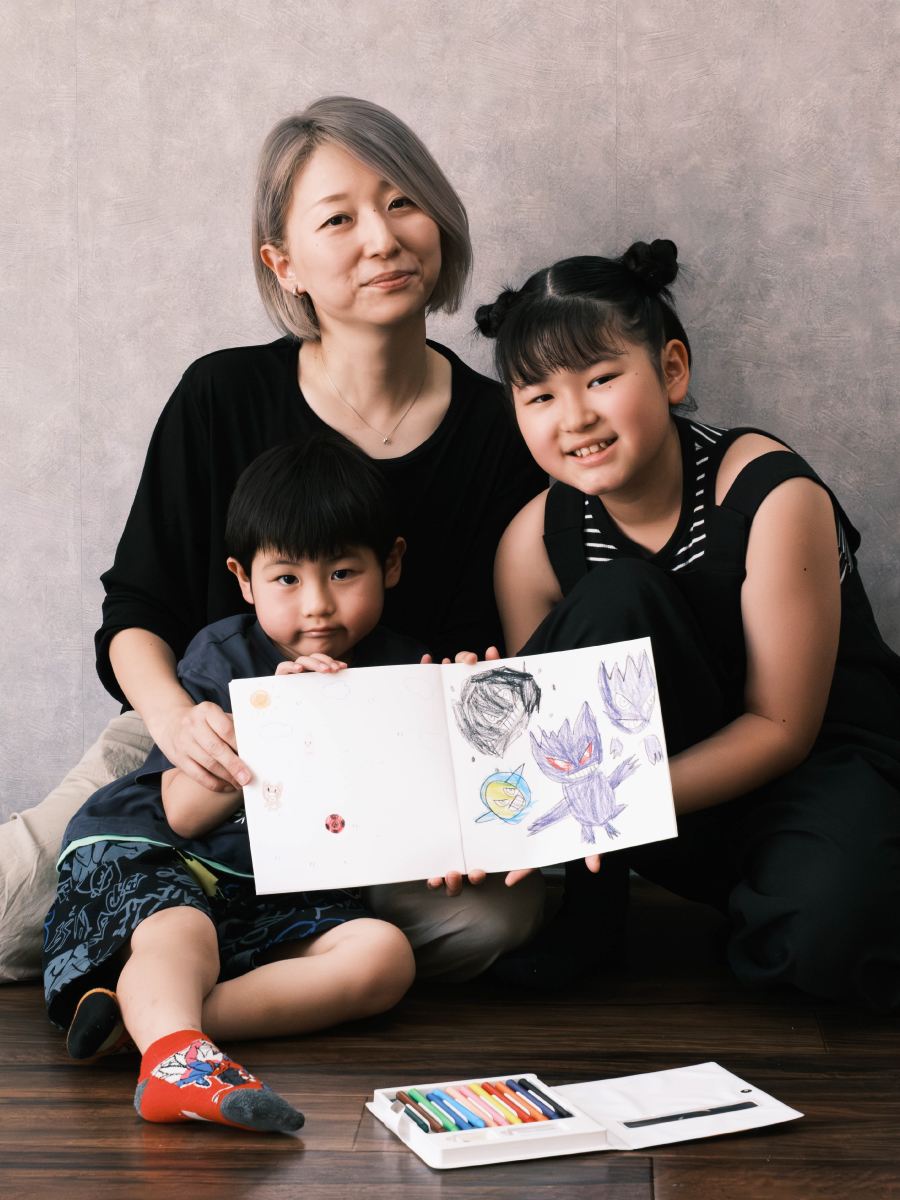 ママと笑顔で写るファミリーフォト